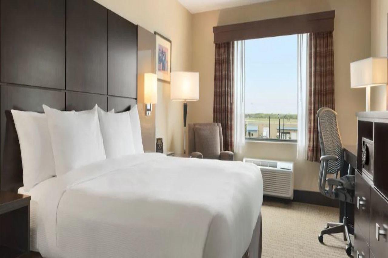 Doubletree By Hilton Wichita Airport Hotel Kültér fotó