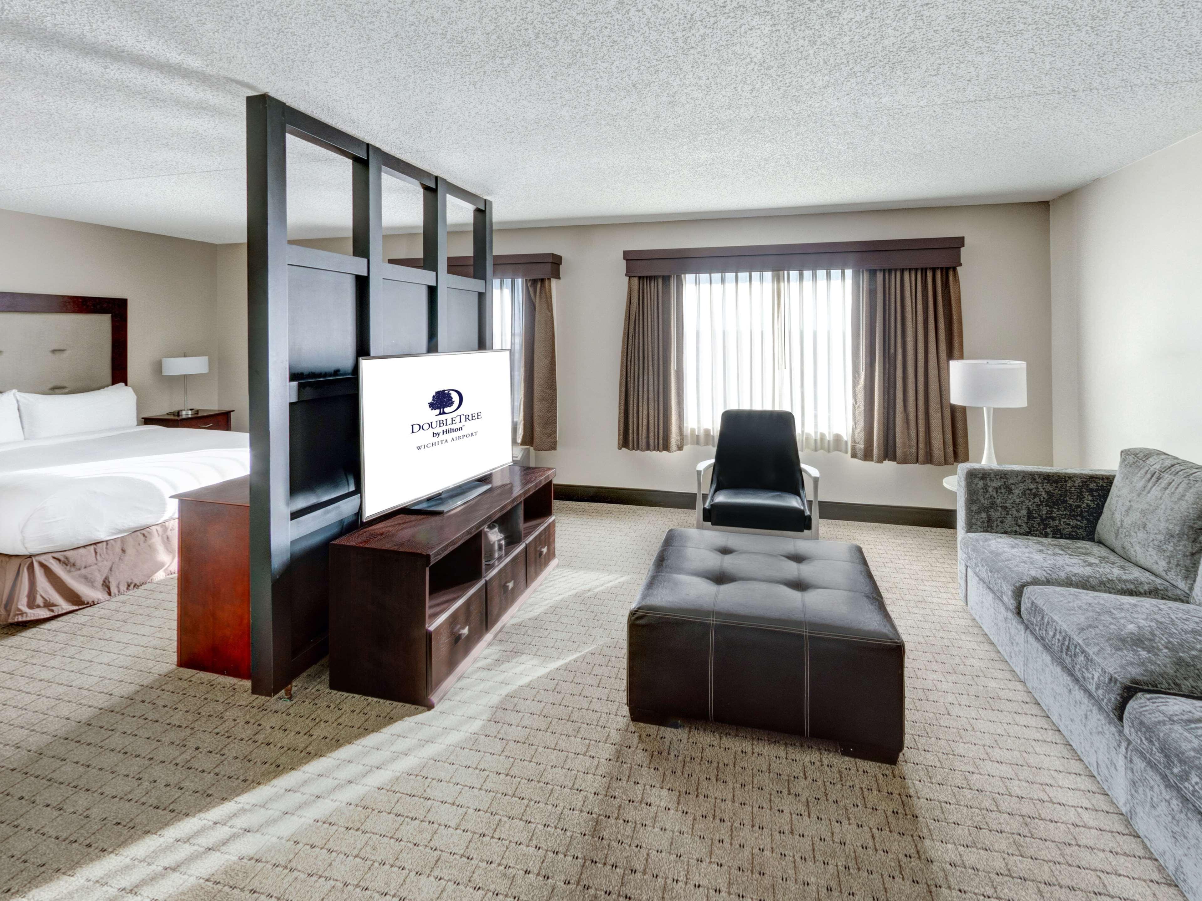 Doubletree By Hilton Wichita Airport Hotel Kültér fotó