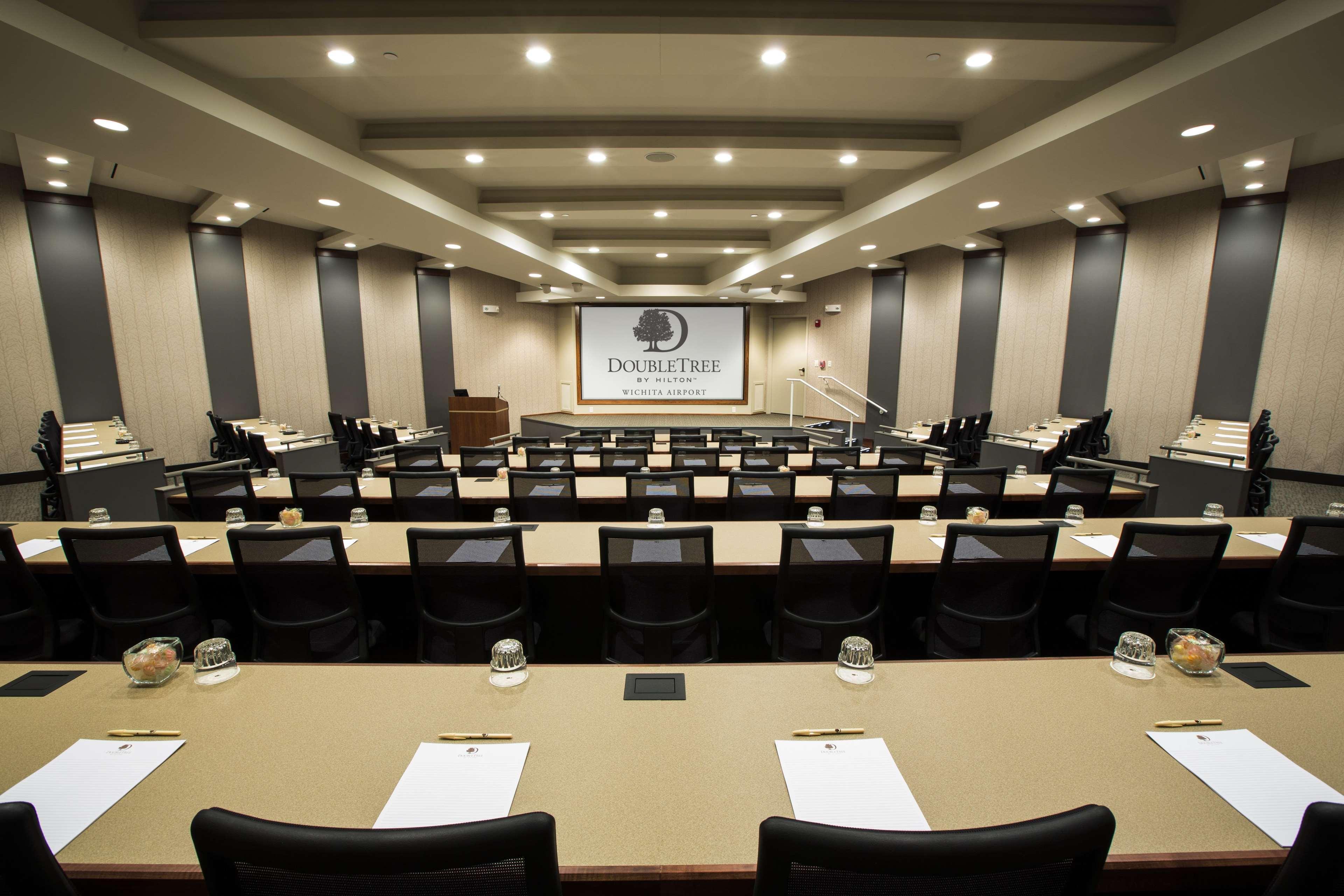 Doubletree By Hilton Wichita Airport Hotel Üzleti fotó