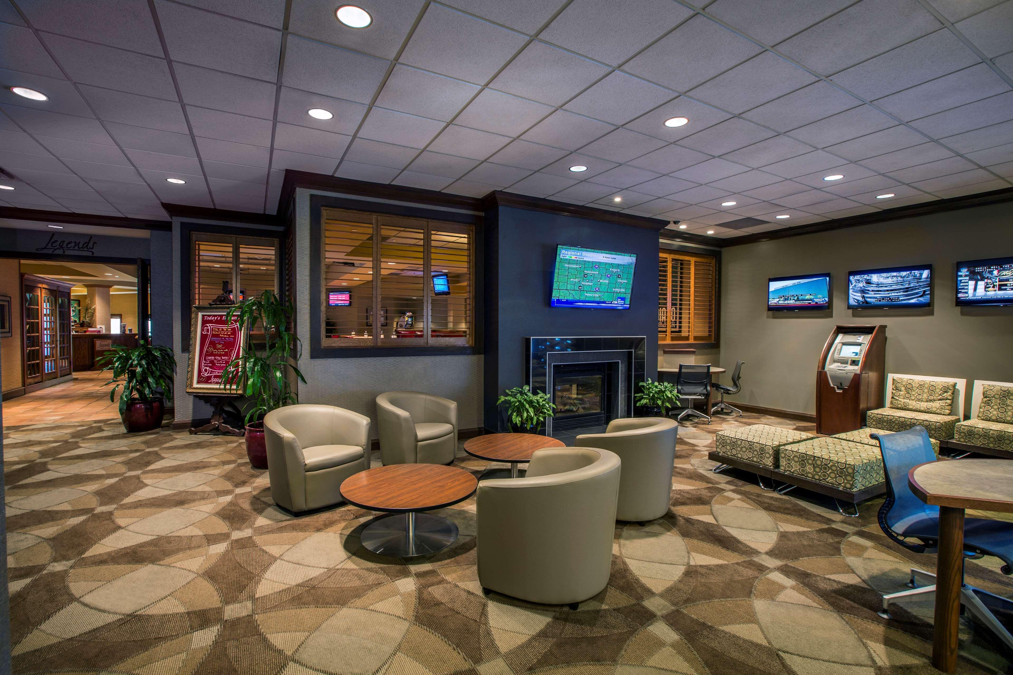 Doubletree By Hilton Wichita Airport Hotel Beltér fotó