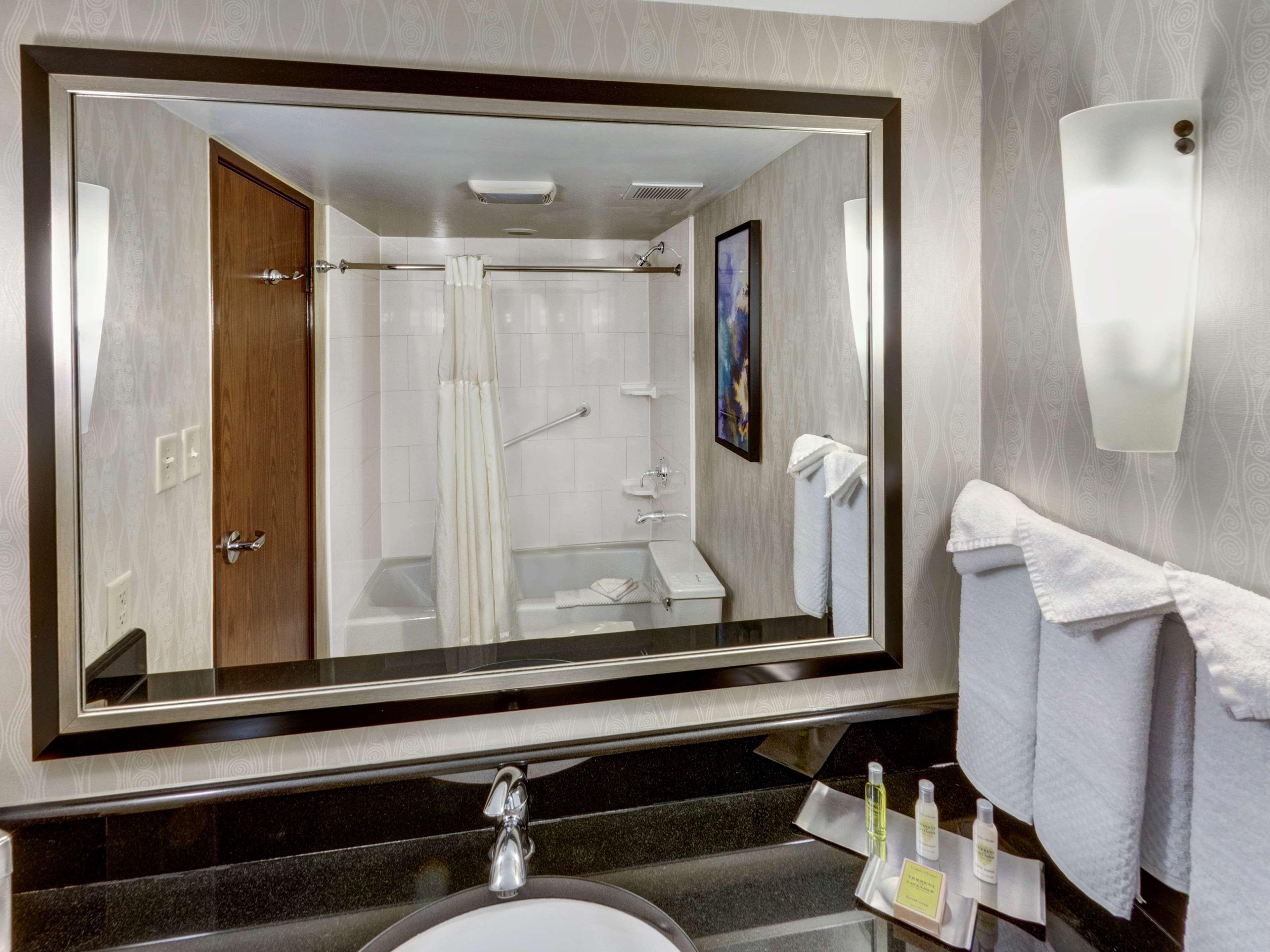 Doubletree By Hilton Wichita Airport Hotel Kültér fotó