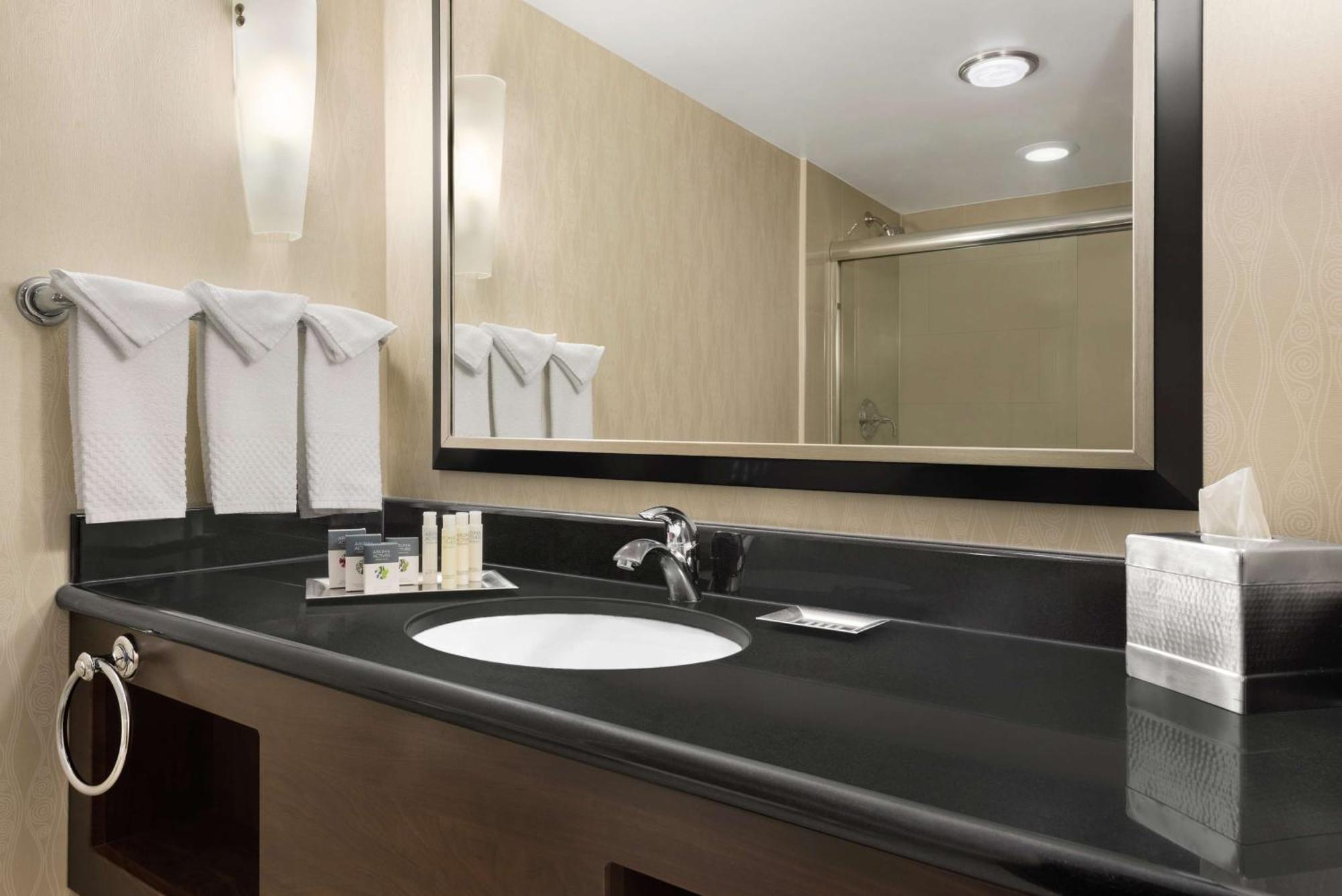 Doubletree By Hilton Wichita Airport Hotel Kültér fotó