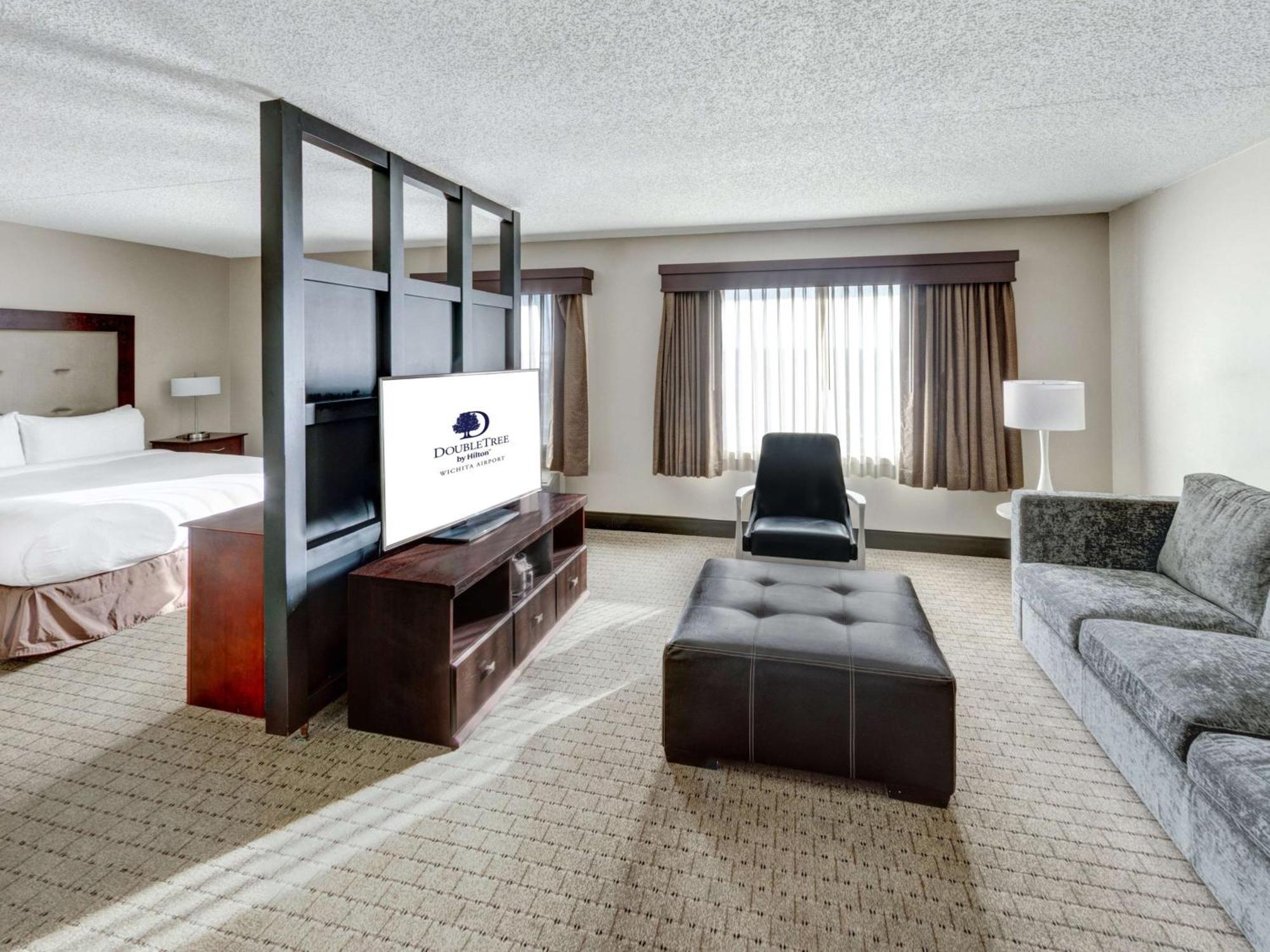 Doubletree By Hilton Wichita Airport Hotel Kültér fotó