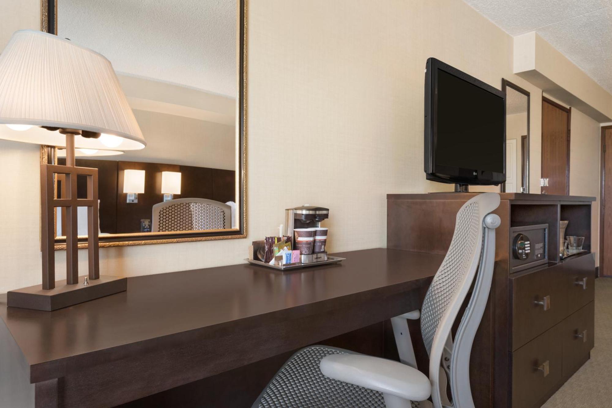 Doubletree By Hilton Wichita Airport Hotel Kültér fotó