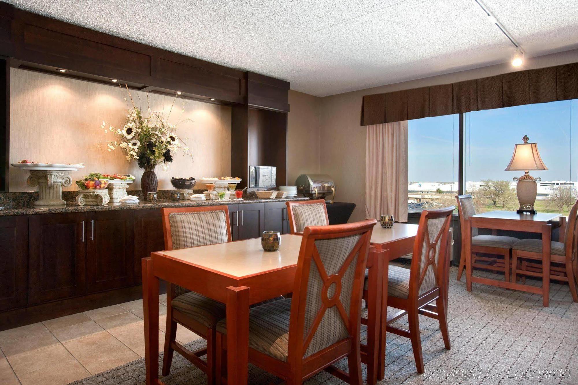 Doubletree By Hilton Wichita Airport Hotel Étterem fotó