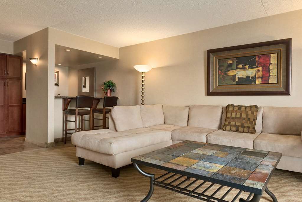 Doubletree By Hilton Wichita Airport Hotel Kültér fotó